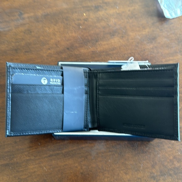 NWT - Original Penguin Slim Bifold RFID wallet - Picture 2 of 4